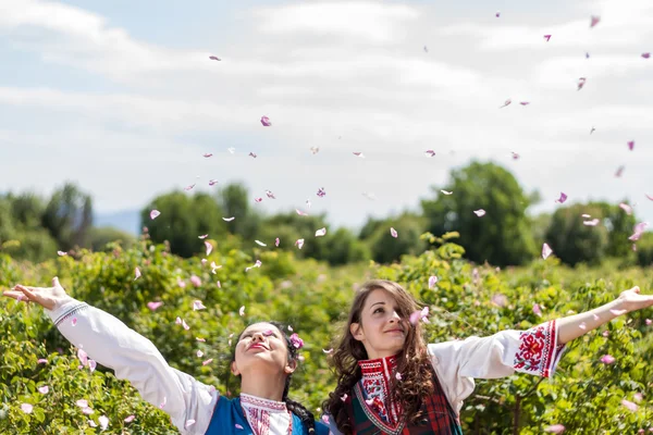 Girls stwarzających podczas zrywania róży w Bułgarii — Zdjęcie stockowe