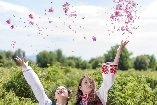 Filles posant pendant le festival de cueillette de roses en Bulgarie — Photo