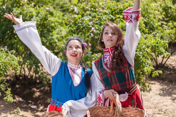 Tjejer poserar under Rose plockning festival i Bulgarien — Stockfoto