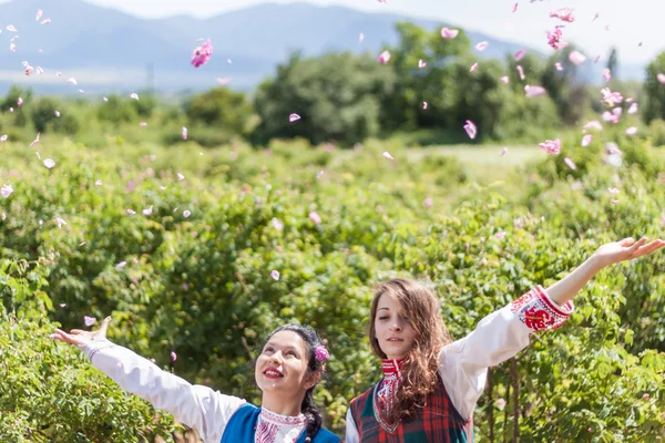 Tjejer poserar under Rose plockning festival i Bulgarien — Stockfoto