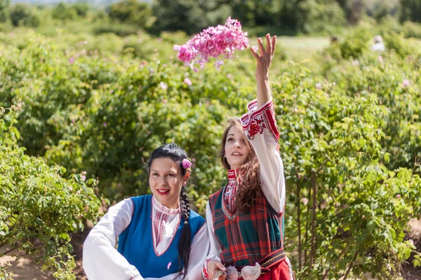 Tjejer poserar under Rose plockning festival i Bulgarien — Stockfoto