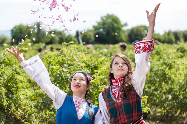 Tjejer poserar under Rose plockning festival i Bulgarien — Stockfoto