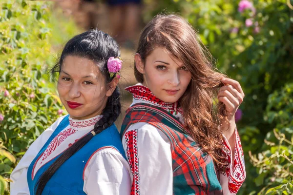 Tjejer poserar under Rose plockning festival i Bulgarien — Stockfoto