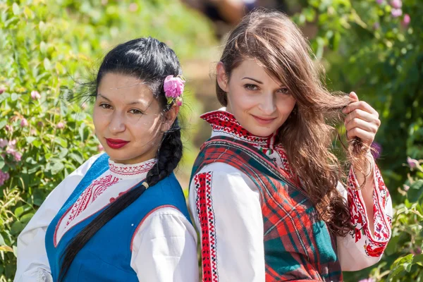 Tjejer poserar under Rose plockning festival i Bulgarien — Stockfoto