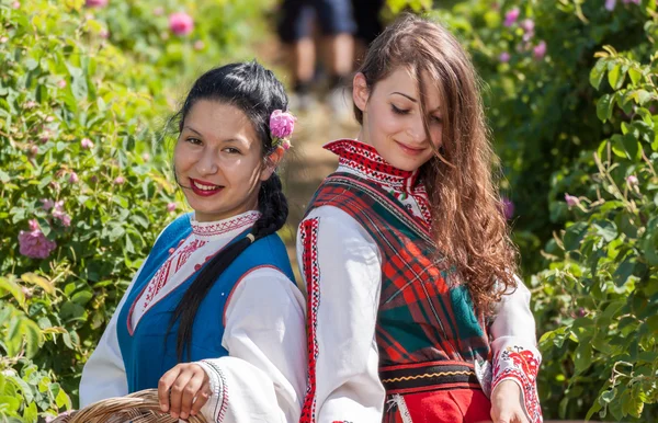 Ragazze in posa durante il festival di raccolta Rose in Bulgaria — Foto Stock