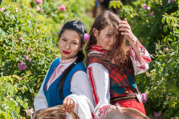 在保加利亚玫瑰采摘节期间构成的女孩 — 图库照片