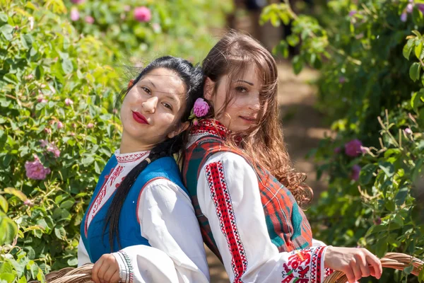 Děvčata vystupují v Rose výdeje festivalu v Bulharsku — Stock fotografie