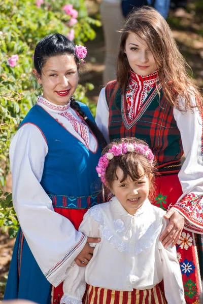 Tjejer poserar under Rose plockning festival i Bulgarien — Stockfoto