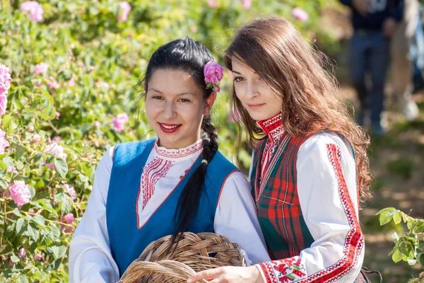 Ragazze in posa durante il festival di raccolta Rose in Bulgaria — Foto Stock