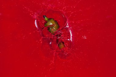 Yeşil hote biber kırmızı su