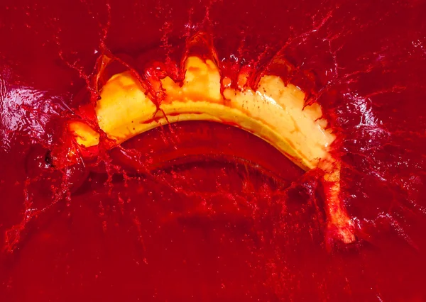 Banana gialla in acqua rossa — Foto Stock