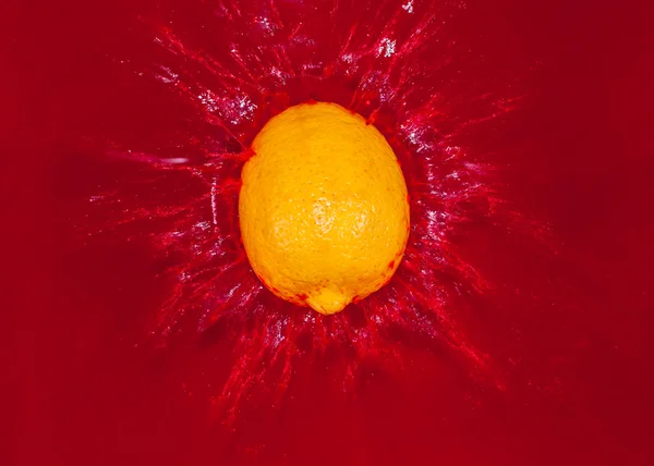 Citron jaune dans l'eau rouge — Photo