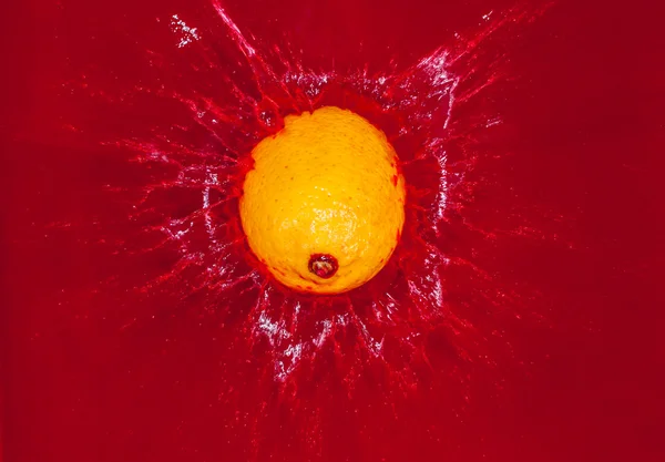 Limone giallo in acqua rossa — Foto Stock