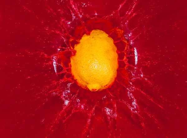 Limone giallo in acqua rossa — Foto Stock