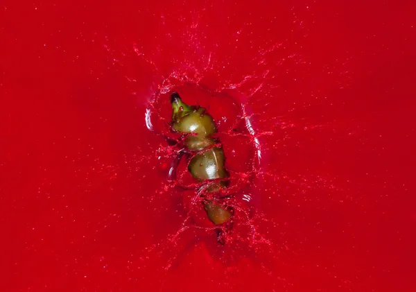 Pimienta verde hote en agua roja — Foto de Stock