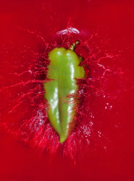 Πράσινη πιπεριά σε κόκκινο νερό — Φωτογραφία Αρχείου