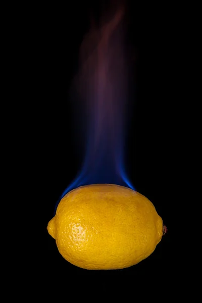 Limão no fogo — Fotografia de Stock
