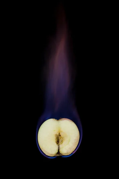 Apfel in Flammen — Stockfoto