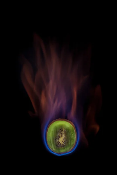 Kiwi i brand — Stockfoto