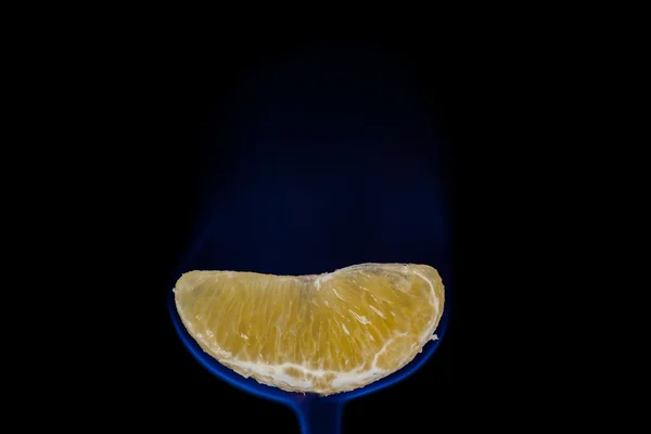 Fatia de laranja em chamas — Fotografia de Stock