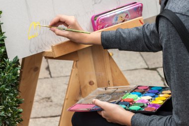 El ile bir boya fırçası