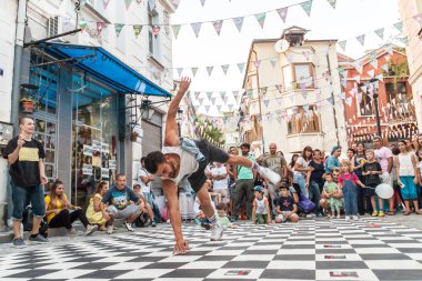 Sokak breakdans gösteri