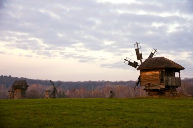 Sunset bulvarında bir arka plan, otantik yel değirmenleri, pyrohiv, Ukrayna