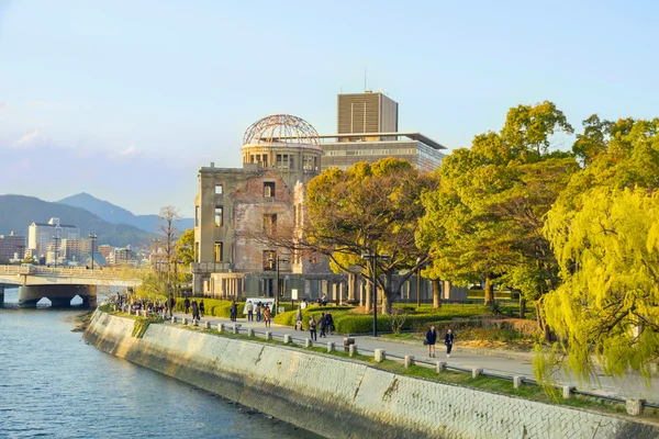 Hiroşima atom bombası kubbede yakın sahildeki günbatımı