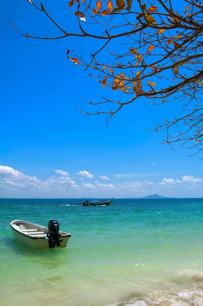 Andaman Denizi, Tayland'adasının sahilde tekne — Stok fotoğraf