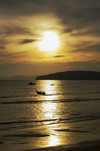 Traditionele Thaise longtail boten op sunset beach, Ao Nang, Krabi, Thailand — Stockfoto