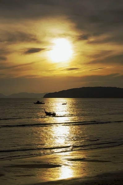 Barcos de cola larga tailandeses tradicionales en la playa del atardecer, Ao-Nang, Krabi, Tailandia —  Fotos de Stock