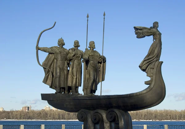 Пам'ятний знак на честь дня заснування Києва на березі ріки Дніпро — стокове фото