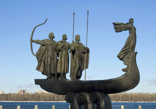 Kiev Dnipro Nehri'nin kıyısında kurucu onuruna anma işareti