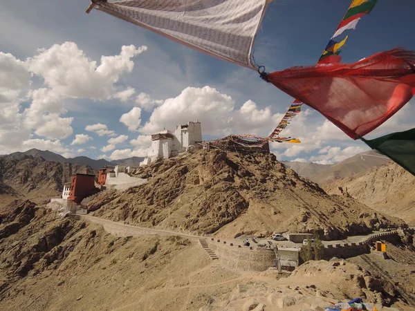 Buddhist monastery and flags — Stock Photo, Image