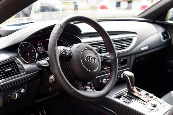 Вроцлав, Польша, 14 августа 2016 г. - Audi A7 s-line, close up of steering wheel — стоковое фото