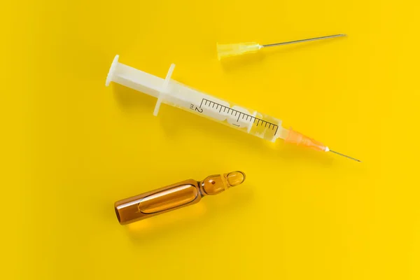 Bir şırınga ve iğne ile tıbbi flakon