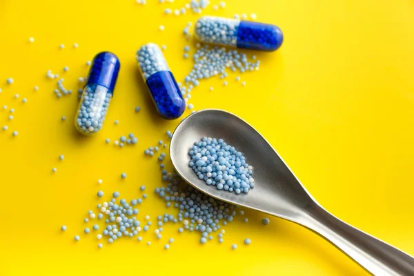 renkli hapları ve arka planda tabletleri