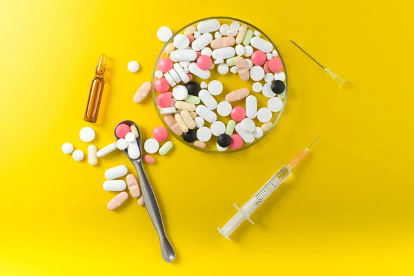 şırınga ve renkli hap ve kapsül