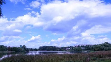 Sukut bulutlar nehir yaz peyzaj üzerinde zaman. Full Hd