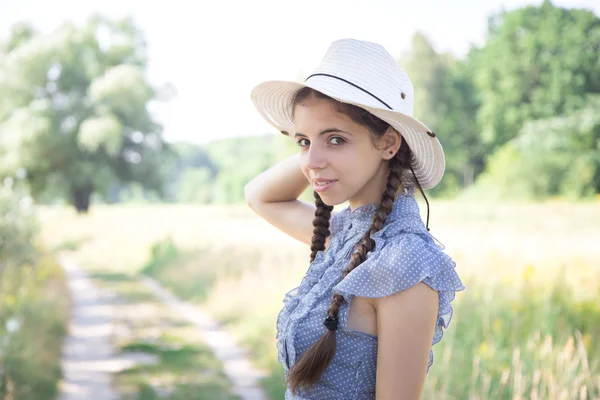 Beautiful girl with flowers. outdoor portrait  natural light. young  in a straw hat outdoors — Stock Photo, Image