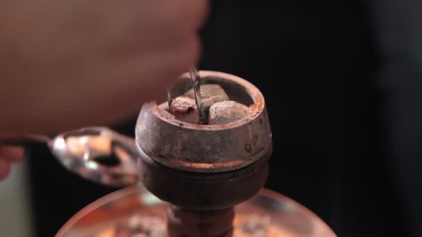 Carbones en el tazón de shisha en el café árabe. Imagen de carbones calientes tradicionales de narguile para fumar y el ocio en la iluminación natural, de cerca, salón caffee — Vídeos de Stock