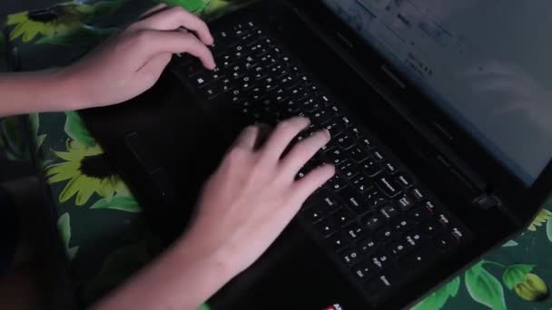 Mãos digitando em um teclado de laptop — Vídeo de Stock