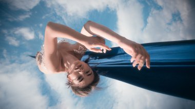 bir uçan melek gökten suretinde güzel kız. çıplak