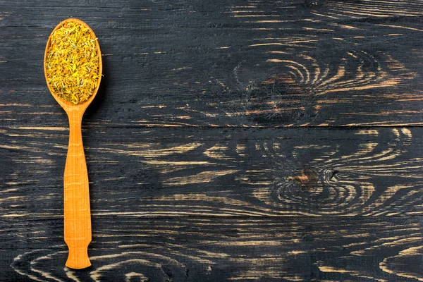 Calendula secca in cucchiaio — Foto Stock