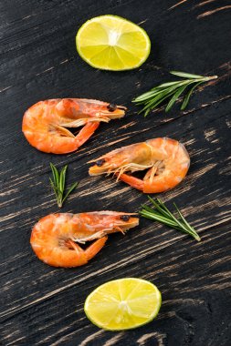 Üç haşlanmış karides