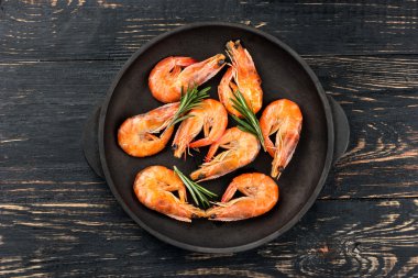 Tavada kızarmış karides