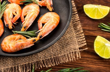 Tavada kızarmış karides