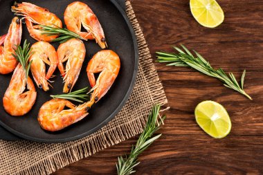 Tavada kızarmış karides