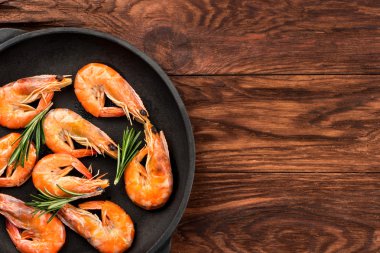 Tavada kızarmış karides