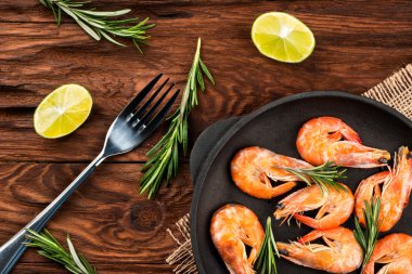 Tavada kızarmış karides